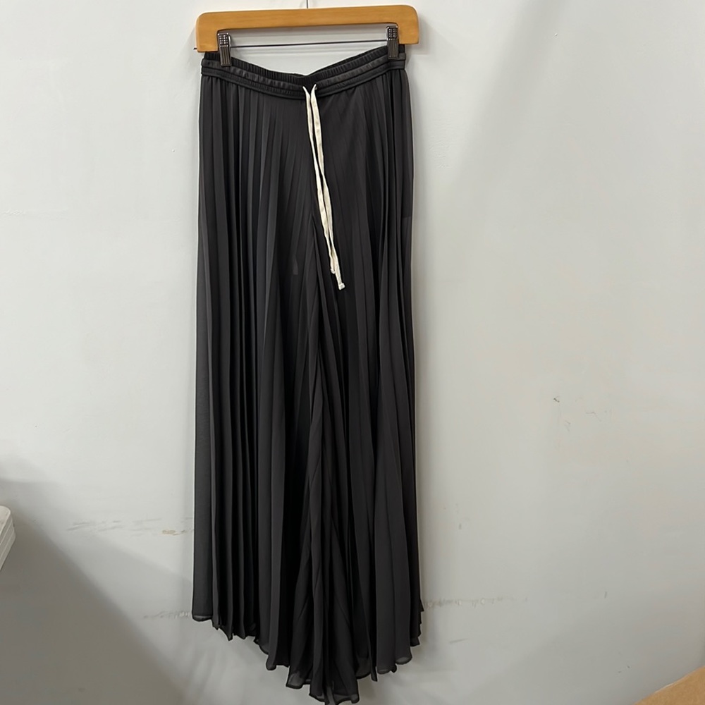 Enza Costa beautiful pleated flowy pants w color matching short linings.